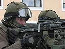 MG-Schütze sichert. (Bild öffnet sich in einem neuen Fenster)