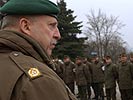 General Ertl wünscht den Soldaten viel Glück. (Bild öffnet sich in einem neuen Fenster)