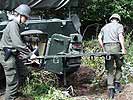 Zwei Sanitäter hinter dem Sanitäts Schützenpanzer. (Bild öffnet sich in einem neuen Fenster)