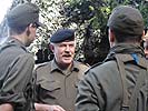 Genlt Entacher im Gespräch mit der Besatzung eines Schützenpanzers. (Bild öffnet sich in einem neuen Fenster)