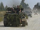 Schützenpanzer und zwei Puch G Personentransportfahrzeuge. (Bild öffnet sich in einem neuen Fenster)