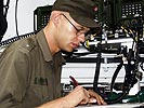 Soldat in M109 Panzerhaubitze. (Bild öffnet sich in einem neuen Fenster)