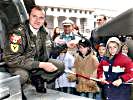 Ein Black Hawk-Pilot präsentiert seinen Hubschrauber. (Bild öffnet sich in einem neuen Fenster)