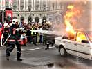 Ein Fahrzeug gerät in Brand, aber die Feuerwehr ... (Bild öffnet sich in einem neuen Fenster)