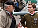 Jet-Pilot Hauptmann Jörg Sandhofer im Gespräch mit einem Besucher. (Bild öffnet sich in einem neuen Fenster)