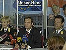 Pressekonferenz: Minster Platter mit Generalmajor Karl Semlitsch. (Bild öffnet sich in einem neuen Fenster)