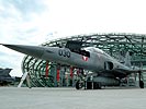 F 5 vor dem Hangar 7. (Bild öffnet sich in einem neuen Fenster)