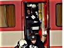 Rettungskräfte treffen vor Ort ein und beginnen mit der Bergung. (Bild öffnet sich in einem neuen Fenster)