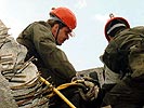 Tritolwerk 2001: Einsatz von Hebegerät. (Bild öffnet sich in einem neuen Fenster)