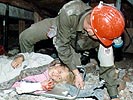 Tritolwerk 2001: rasche Bergung der ersten Opfer. (Bild öffnet sich in einem neuen Fenster)