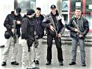 Die griechische Mannschaft mit den empfangenen Handfeuerwaffen. (Bild öffnet sich in einem neuen Fenster)