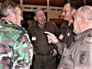 Die Übungsleitung im Gespräch mit Generalmajor Ján Pancik. (Bild öffnet sich in einem neuen Fenster)