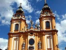 Die imponierende Fassade der Stiftskirche. (Bild öffnet sich in einem neuen Fenster)