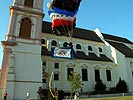 Die CISM-Fahne kommt vom Himmel... (Bild öffnet sich in einem neuen Fenster)