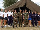 Der US-Militärattache mit seinem Springerteam. (Bild öffnet sich in einem neuen Fenster)