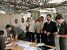 Das Team aus dem Oman checkt gerade ein. (Bild öffnet sich in einem neuen Fenster)