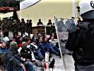 Auflösung der Sitzblockade. (Bild öffnet sich in einem neuen Fenster)