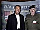 LH Haider mit Generalleutnant Entacher. (Bild öffnet sich in einem neuen Fenster)