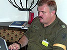 Oberstleutnant Hehenberger bereitet sich auf die Befehlsausgabe vor.