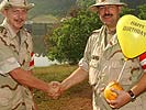 Major Markus Bock gratuliert Vizeleutnant Walter Opelz zum 39er. (Bild öffnet sich in einem neuen Fenster)