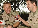 Major-Arzt Andreas Kaltenbacher und Oberstleutnant Christian Langer. (Bild öffnet sich in einem neuen Fenster)