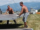 ... packen viele Arbeiter ... (Bild öffnet sich in einem neuen Fenster)