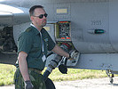 Ein Gripen wird betankt. (Bild öffnet sich in einem neuen Fenster)