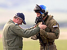Ein Paar hilfreiche Hände für einen französischen Mirage-Piloten. (Bild öffnet sich in einem neuen Fenster)