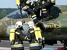 Bergung des verletzten Piloten aus der Maschine. (Bild öffnet sich in einem neuen Fenster)