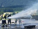Löschangriff auf das brennende Flugzeug. (Bild öffnet sich in einem neuen Fenster)