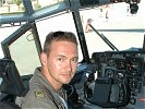 Oberleutnant Armin Kriegl fliegt und liebt das Ungetüm. (Bild öffnet sich in einem neuen Fenster)