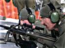 ... mit dem Sturmgewehr 77. (Bild öffnet sich in einem neuen Fenster)