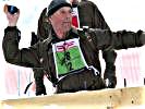 Beim Handgranaten-Zielwurf: Vizeleutnant Peter Kögl ... (Bild öffnet sich in einem neuen Fenster)