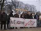 Vor den Camps haben sich bereits Demonstranten versammelt. (Bild öffnet sich in einem neuen Fenster)