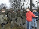 ...und beginnen mit den Soldaten der Friedenstruppe zu diskutieren. (Bild öffnet sich in einem neuen Fenster)