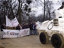 Die Zivilisten blockieren die Straße ... (Bild öffnet sich in einem neuen Fenster)