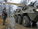 Die Soldaten der Friedenstruppe beziehen nach dem langen Anmarsch das Camp. (Bild öffnet sich in einem neuen Fenster)
