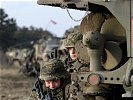 Bei einem unplanmäßigen Halt sitzen die Soldaten von den Fahrzeugen ab ... (Bild öffnet sich in einem neuen Fenster)
