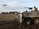 Österreichische Soldaten mit Mannschaftstransportpanzer Pandur ... (Bild öffnet sich in einem neuen Fenster)