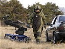 Ein Spezialist des EOD-Teams überprüft ein verdächtiges Fahrzeug. (Bild öffnet sich in einem neuen Fenster)