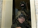 Unter Sicherung von Soldaten der Peace Force ... (Bild öffnet sich in einem neuen Fenster)