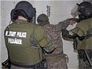 Die Angehörigen der hiesigen Volksarmee werden durchsucht ... (Bild öffnet sich in einem neuen Fenster)