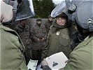 ... und ihre Personalien von der Militärpolizei überprüft. (Bild öffnet sich in einem neuen Fenster)