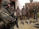 Die Volksarmisten werden streng bewacht. (Bild öffnet sich in einem neuen Fenster)