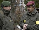 Der Kommandant der Peace Force im Gespräch mit dem Übungsleiter. (Bild öffnet sich in einem neuen Fenster)