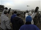 Eine wütende Menschenmenge sammelt sich vor einem Flüchtlingslager. (Bild öffnet sich in einem neuen Fenster)