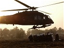 Ein Black Hawk des Bundesheeres fliegt Verstärkungen ein. (Bild öffnet sich in einem neuen Fenster)