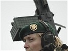 Aufmerksam und wachsam beobachten die Soldaten das Geschehen. (Bild öffnet sich in einem neuen Fenster)