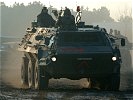 ... deutsche Soldaten der Peace Force rücken an ... (Bild öffnet sich in einem neuen Fenster)