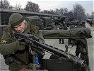Vor der Abfahrt prüfen die Soldaten nochmals Waffen und Ausrüstung ... (Bild öffnet sich in einem neuen Fenster)